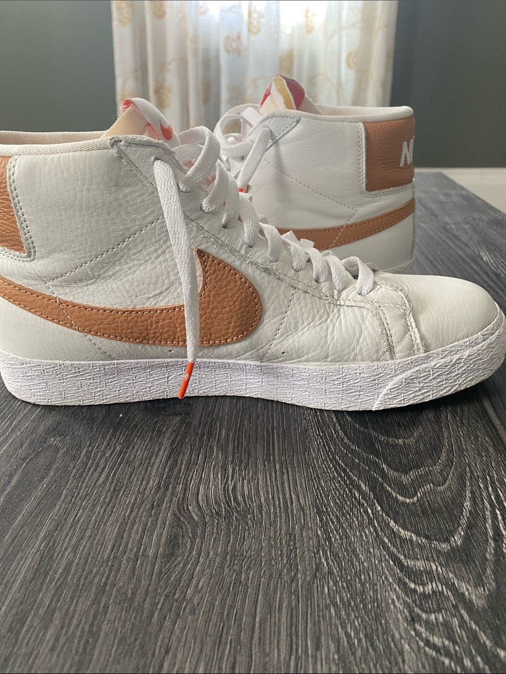 Nike Mens Mid-Top Sneakers. (Or Women) - Picture 3 of 16